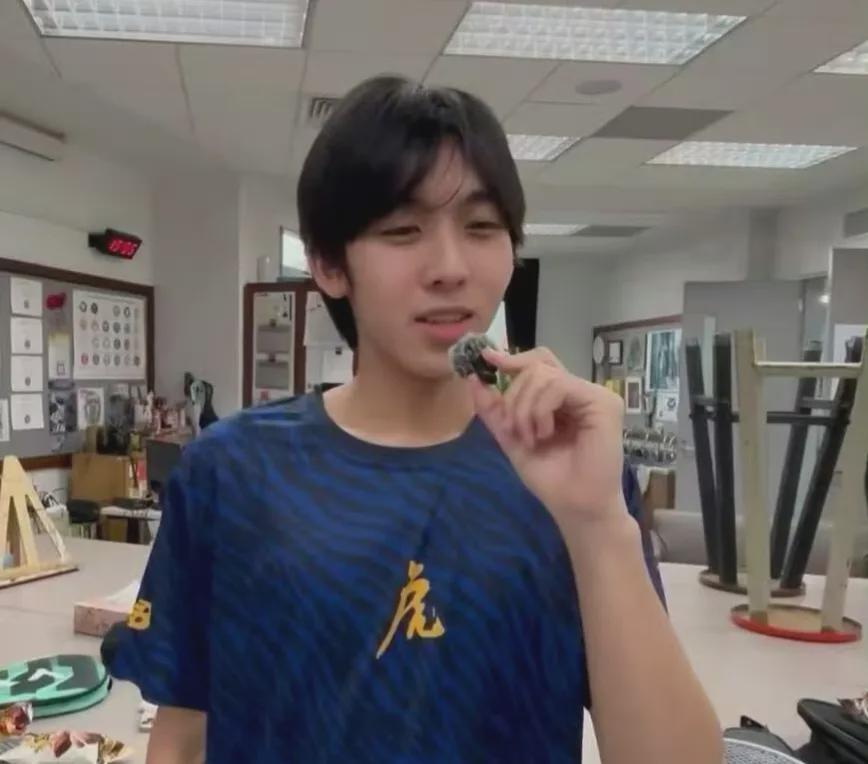 bti体育-林志颖儿子Kimi正脸照曝光！昔日萌娃长成180少年，颜值更随妈妈